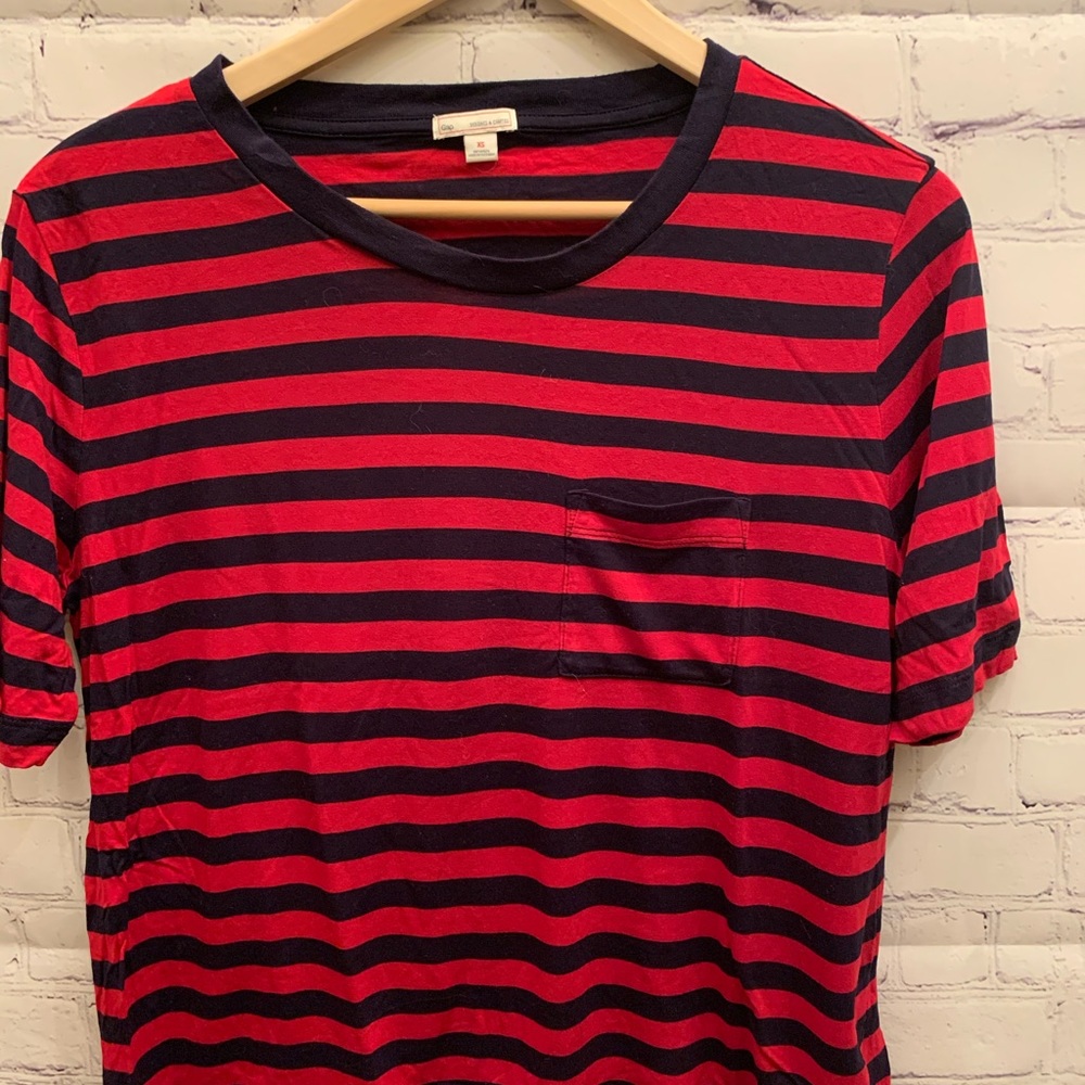 Gap tee crewneck barely worn red/blue stripe shirt